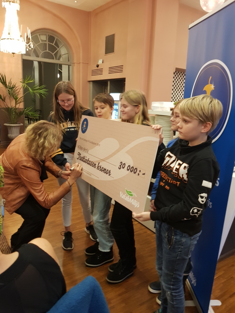 Elever i Kilbo skola får prischecken signerad vid prisutdelningen i Västerås. Foto: Helena Hedberg